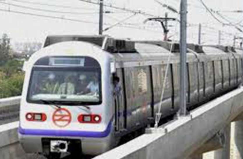 metro tickets लोग सीख रहे है मैट्रो में सफर के लिए आटोमेटिक मशीन से टोकन निकालना