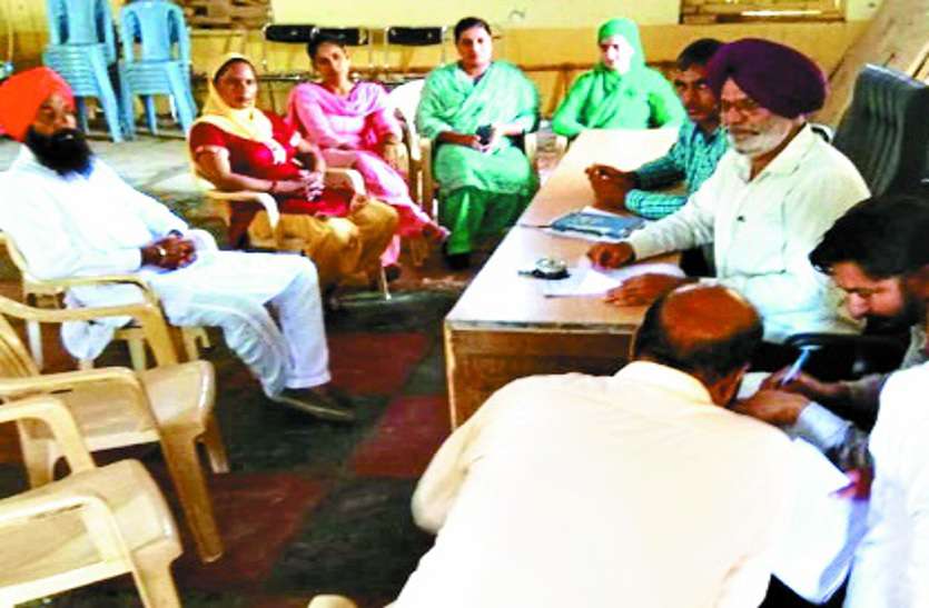 meeting प्रधान, उपप्रधान बैठक छोडकऱ निकल गए