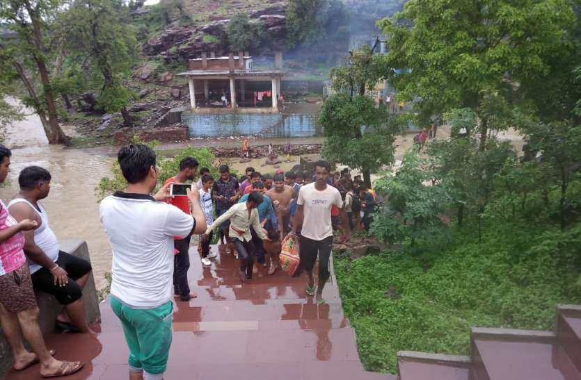 जिलेभर में झमाझम बरसात का दौर जारी, नदी नालों उफान, शहर में कॉलोनियां बनी तलैया, पानी ही पानी जिलेभर में झमाझम बरसात का दौर जारी, नदी नालों उफान, शहर में कॉलोनियां बनी तलैया, पानी ही पानी