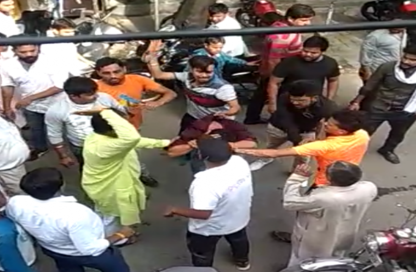 MOb lynching गोरक्षा के बाद अब लव जिहाद के नाम पर कोर्ट परिसर में मुस्लिम युवक पर भीड़ का हमला