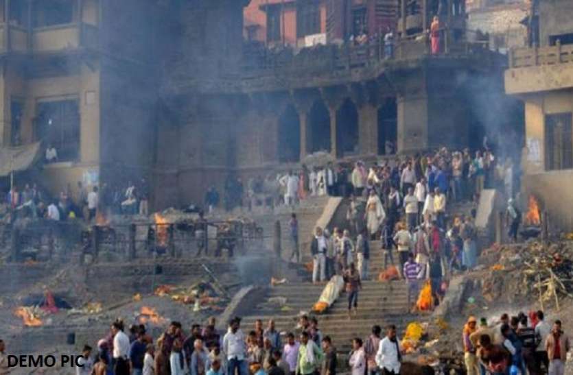 daughter takes mother dead body for funeral मरते-मरते दुनिया की सबसे प्यारी चीज दान कर गई महिला, भाइयों के होने के बावजूद बेटी ने दिया मां की अर्थी को कंधा