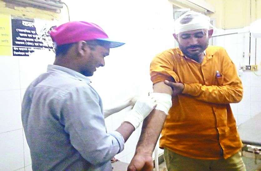 sikar news बिजली पोल लगाने गए ठेकदारों पर बरसी लाठियां और पत्थर, 10 घायल