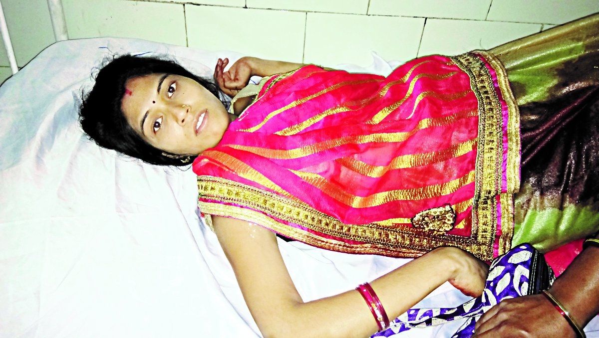 Husband murdered before wife गर्भवती पत्नी के सामने पति की हत्या, पत्नी को भी लात-घूसों से पीटा
