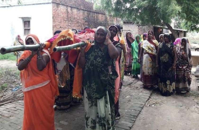 daughter takes mother dead body for funeral