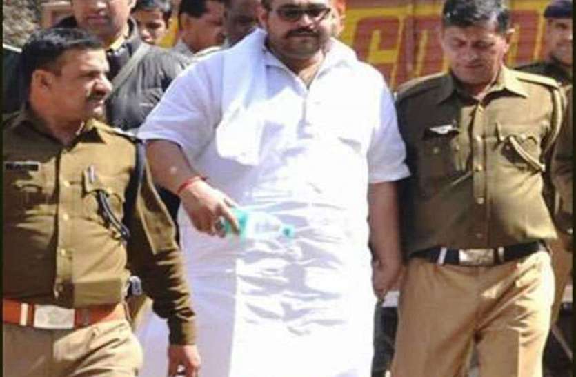 life threatening of sunil rathi in fatehgarah jail in kanpur news मां के पैर छू कर रो पड़ा माफिया डॉन, दहिने हाथ प्रदीप से अकेले में की बात