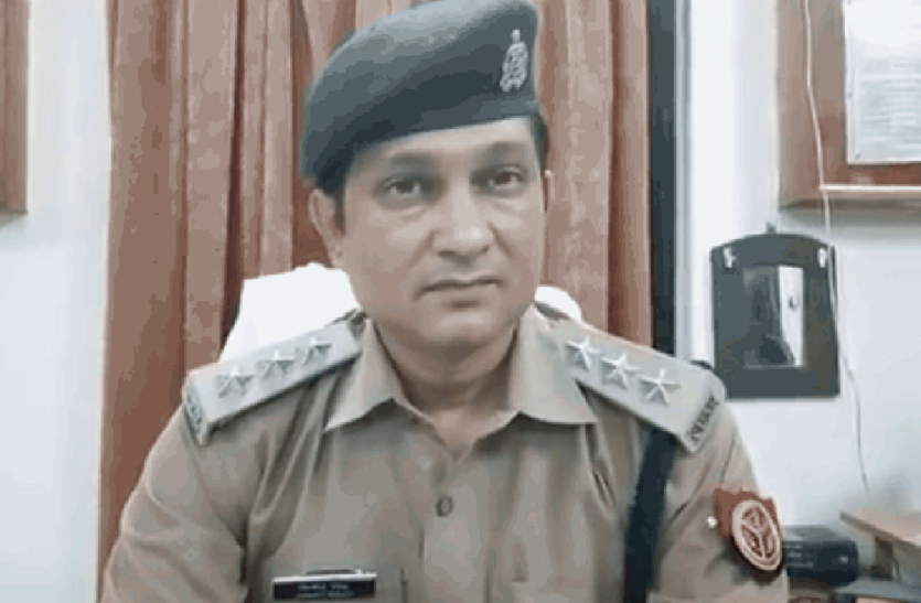 raebareli पुलिस अधिकारी ने शुरू की नई पहल, पेड़ के चबूतरे पर बैठ कर दिलाया न्याय