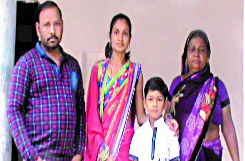system मामला जमीन बेचने का... मनीष के परिवार को किया गांव से बहिष्कृत