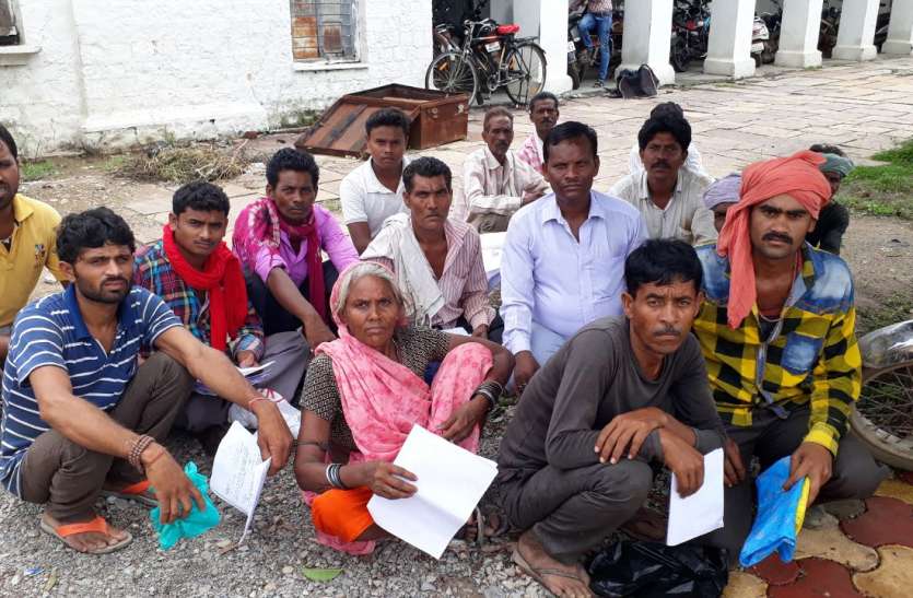 PMGAY: Forty villages out of the list of Prime Minister Rural Hous प्रधानमंत्री आवास की लिस्ट से चालीस गांव बाहर, आशियाना के लिए अफसरों की चौखट पर गिड़गिड़ा रहे गरीब