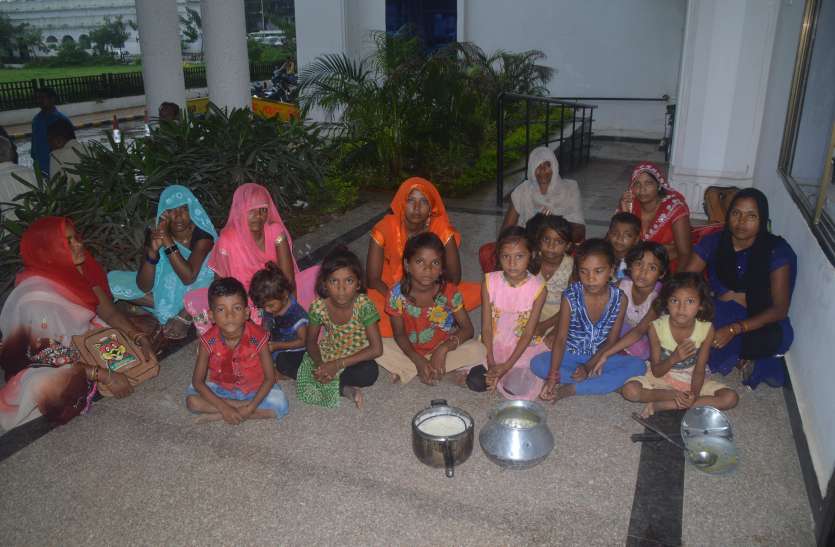 Children accessing midday meals collectorate मध्याह्न भोजन का भगोना लेकर कलेक्ट्रेट पहुंचे विद्यालय के बच्चे, जानिए, कलेक्टर ने क्या कहा