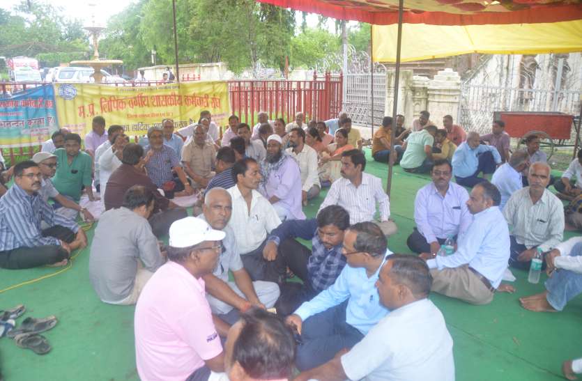 Employees on unhappy strike from government offices of Babu Government सरकारी दफ्तरों के बाबू सरकार से खफा, अनिश्चितकालीन हड़ताल पर कर्मचारी, तमाशबीन बने कलेक्टर-कमिश्नर , फरियादी परेशान