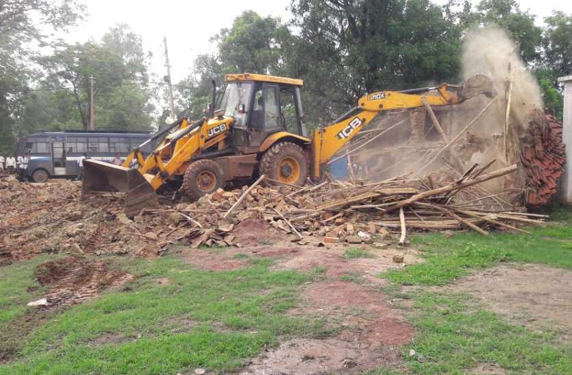 The encroachment on the land of the school, the administration broke विद्यालय की भूमि पर अतिक्रमण, चला प्रशासन का बुलडोजर