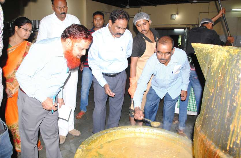 State Food Commission members flame up to get worms in rice राज्य खाद्य आयोग के सदस्यों को केंद्रीयकृत रसोई घर में मिली जली रोटियां, चावल में कीड़े मिलने से भडक़े सदस्य
