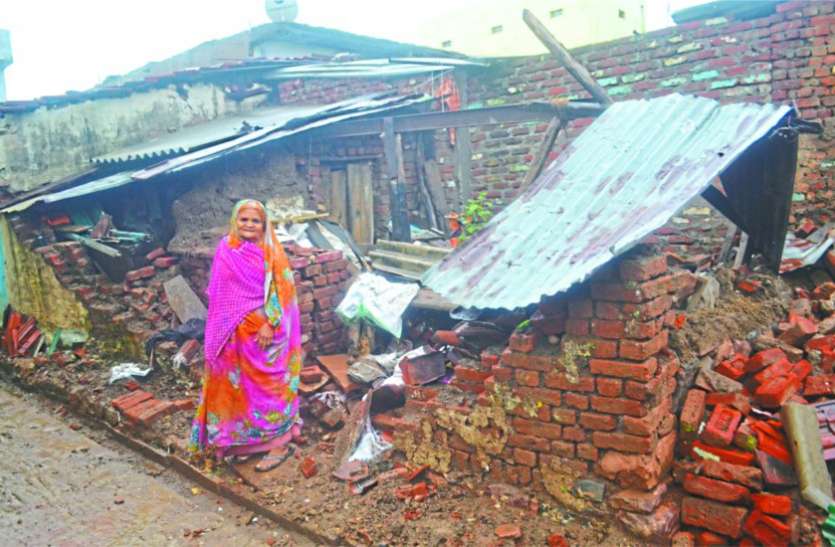 Rainfall trouble for people बारिश से जिलेभर में आफत, भरभराकर ढह गए घर