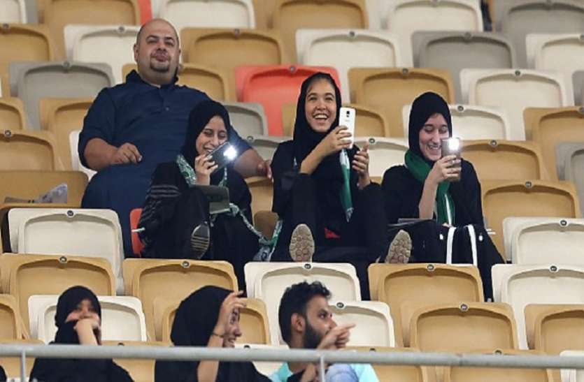saudi arabia women will be allowed to fly plane गाड़ी पर हाथ आजमाने के बाद अब उड़ने लगी हैं सऊदी अरब की महिलाएं, कर रहीं ये कारनामें