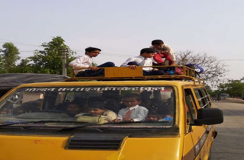 lalitpur स्कूली बच्चों की जिंदगी से कर रहे खिलवाड़, अखिल भारतीय विद्यार्थी परिषद ने उठाई आवाज