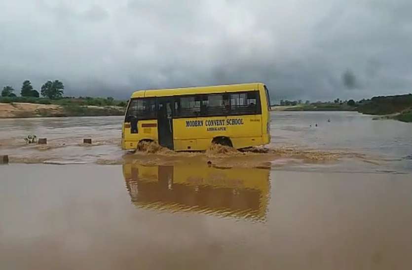 School bus in river बच्चों से भरी थी स्कूल बस और ड्राइवर ने की इतनी बड़ी लापरवाही, Video देखकर आ जाएगा गुस्सा