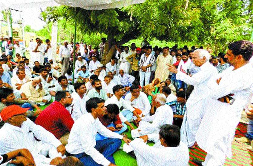 strike निलम्बित करने की मांग को लेकर किया प्रदर्शन