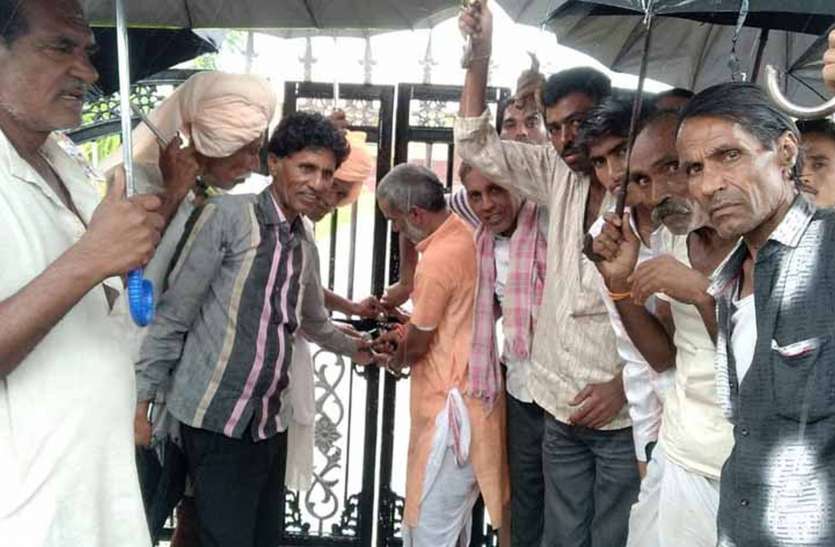 ग्रामीणों ने स्कूल को माध्यमिक में क्रमोन्नत की मांग को लेकर ताला जड़ा ग्रामीणों ने स्कूल को माध्यमिक में क्रमोन्नत की मांग को लेकर ताला जड़ा
