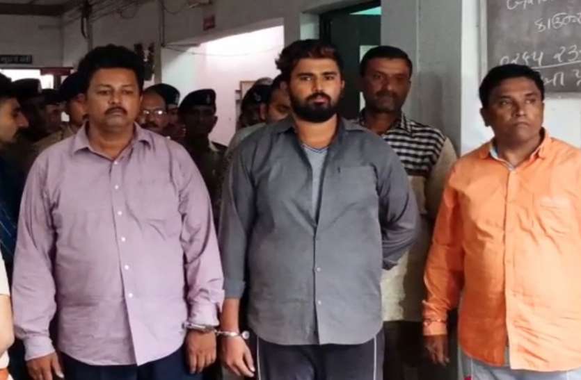crime दंपती व पुत्र सहित पांच गिरफ्तार