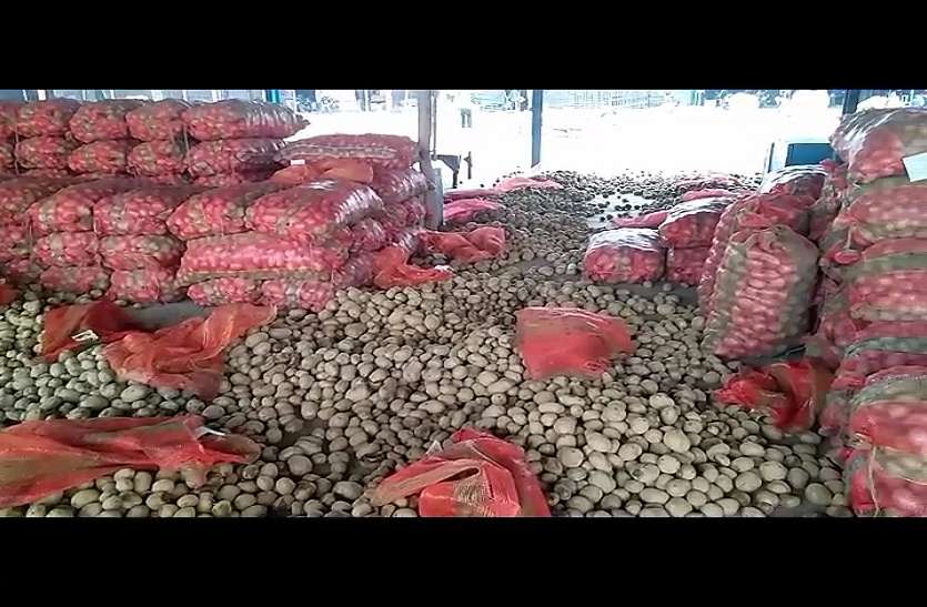 moradabad ट्रांसपोर्टर हड़ताल: यहां फलों और सब्जियों के दाम तीन गुना तक बढे, मंडी में पसरा सन्नाटा