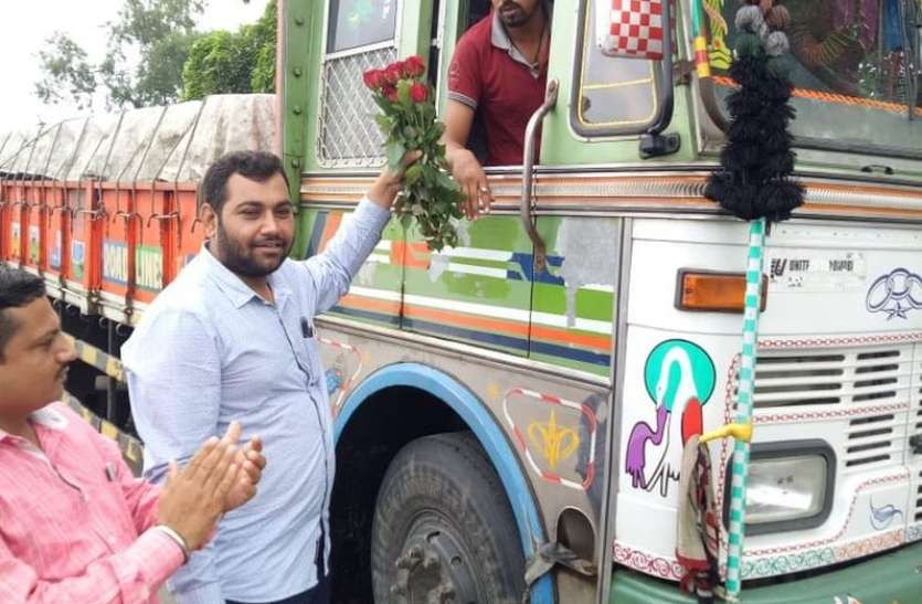 patrika ट्रक चालकों को दिया गुलाब का फूल