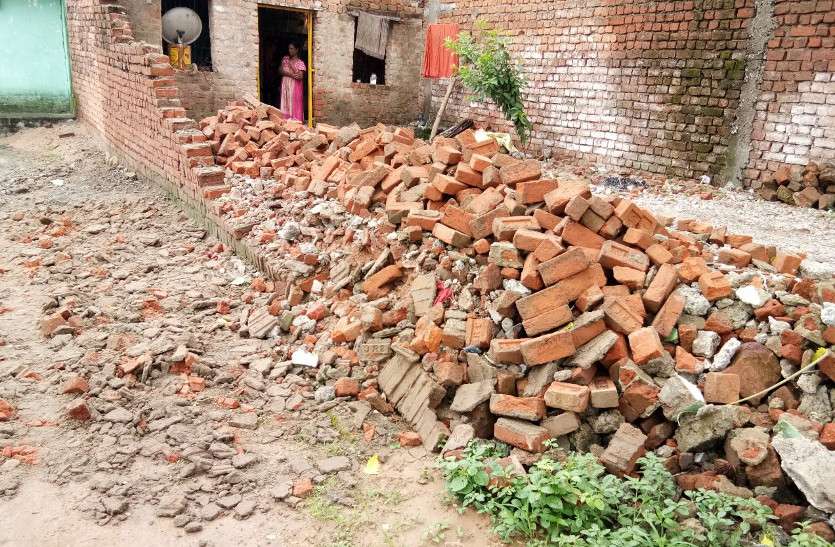 बारिश से गीली हो चुकी दीवार भरभराकर गिरी, चपेट में आए दो बच्चे, अस्पताल दाखिल बारिश से गीली हो चुकी दीवार भरभराकर गिरी, चपेट में आए दो बच्चे, अस्पताल दाखिल