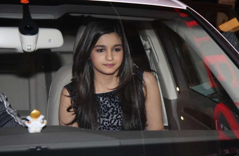 Alia Bhatt Loves Her These 2 Luxury Cars Know The Name And Details आलिया भट्ट को बेहद पसंद