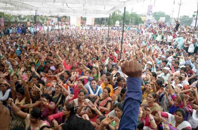 Shikshakarmi news संविलियन के बाद भी नहीं मिल रहा ये लाभ, शिक्षाकर्मियों ने फिर खोला मोर्चा