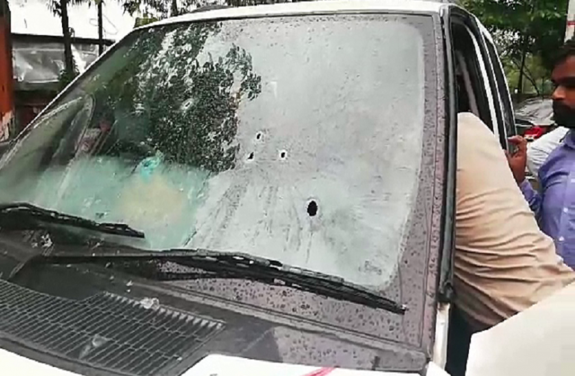 Firing in allahabad इलाहाबाद में दिनदहाड़े गैंगवार, गोलीबारी से फैली दहशत, एक व्यक्ति को लगी गोली