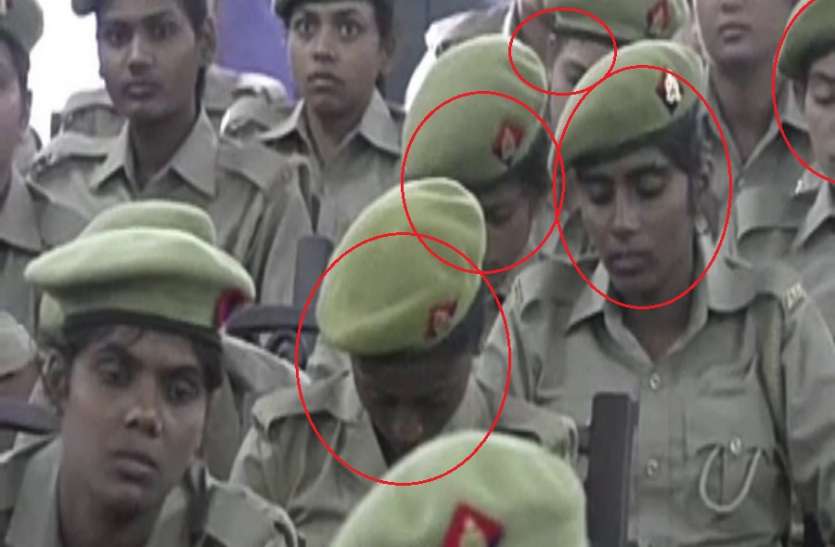 UP Police Sleeping Video जिन महिला सिपाहियों को संबोधित कर रहे थे CM वो ले रही थीं खर्राटे! VIDEO वायरल