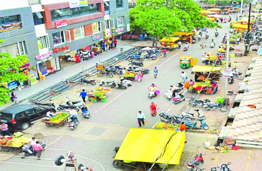 patrika कलेक्टर का फरमान: अतिक्रमण करने वालों के ठेले जेसीबी से कर दो चकनाचूर