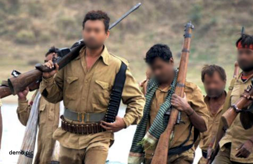 Robbery robbed the car riders चौथ वसूली में जुटे डकैत बबुली ने कार सवारों को लूटा