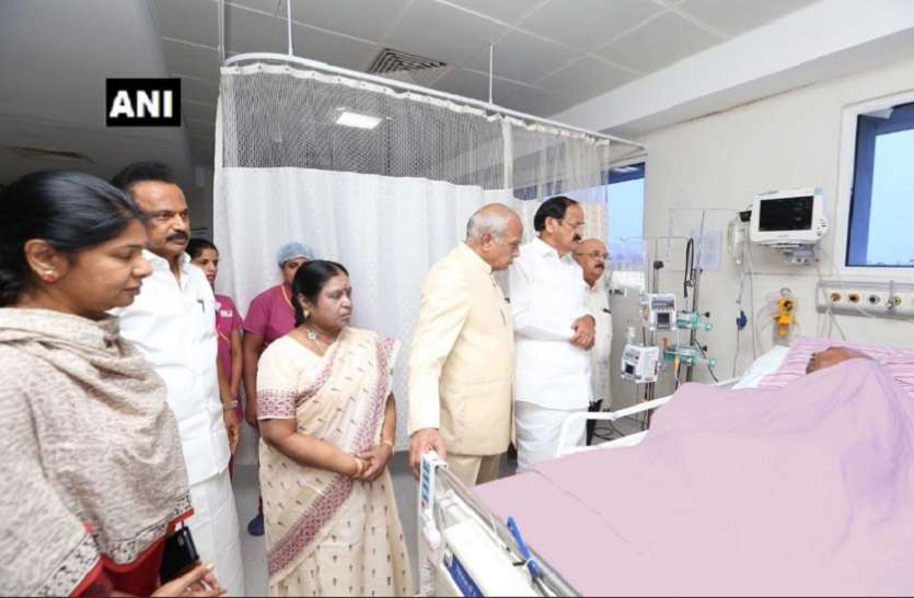 M Karunanidhi meet Venkaiah Naidu चेन्नई: करुणानिधि को देखने अस्पताल पहुंचे उप राष्ट्रपति वेंकैया नायडू, परिवारवालों से की बात
