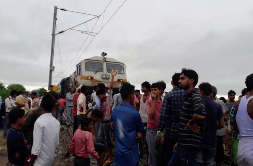 villagers stopped the train for 2 hours Ghatampur in kanpur बारिश के पानी ने गांव को बनाया बंधक, ग्रामीणों ने ट्रैक पर लेट रोक दी ट्रेन