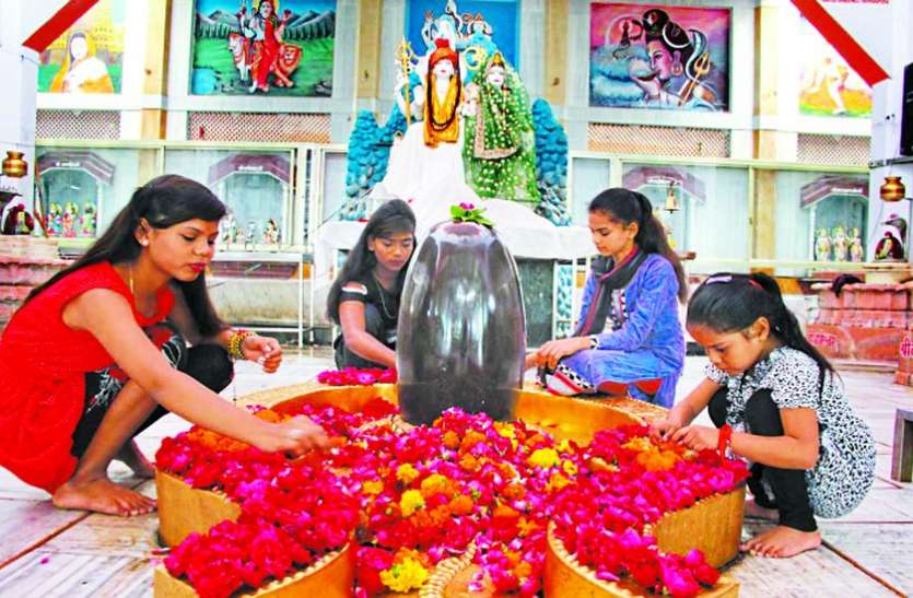 sawan somwar सावन सोमवार: मंदिरों में भक्त पहुंचें, किया महादेव का श्रृंगार