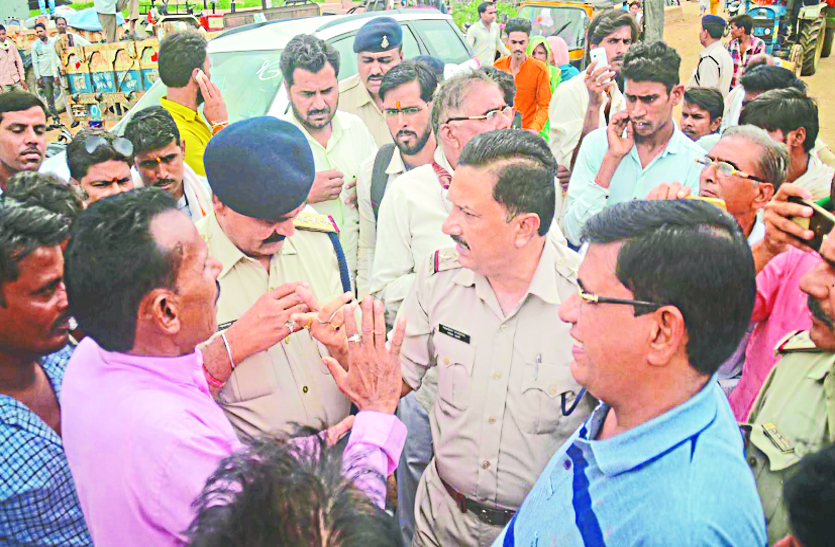 ashoknagar, ashoknagar patrika, patrika news, patrika bhopal, bhopal mp, latest hindi news, police, strike, protest, kisaan mla, kisaan, crops, tehsildaar, पुलिस ने मंडी गेट से किसानों को जबरन हटाया, विरोध में धरने पर बैठे किसान नेता