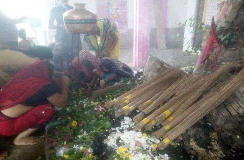 moradabad भगवान शिव को प्रसन्न करने के लिए यहां झाड़ू चढ़ाते हैं भक्त