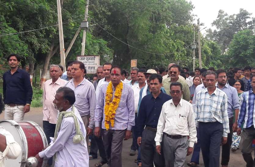 seoni 39 साल तक समर्पण से शिक्षा देने वाले शिक्षक की ऐसी हुई बिदाई