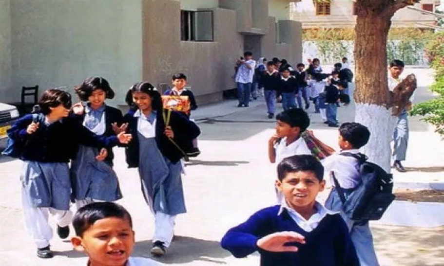 news बच्चों के भविष्य से खिलवाड़ की कहानी- सूबे के स्कूलों में हो रही शिक्षकों की मनमानी, पढ़ाई पर फिर रहा पानी