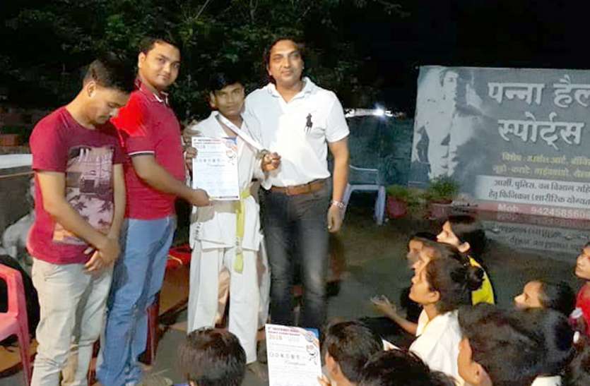 Aniket won gold medal by defeating Bangladesh पन्ना के अनिकेत ने बांग्लादेश के खिलाड़ी को हराकर जीता गोल्ड मेडल