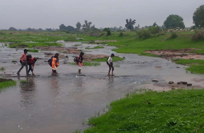 Heavy rain in Chitrakoot Bundelkhand UP news बादलों की अठखेलियों से जिंदगी हुई दुश्वार, आम जनजीवन अस्त-व्यस्त