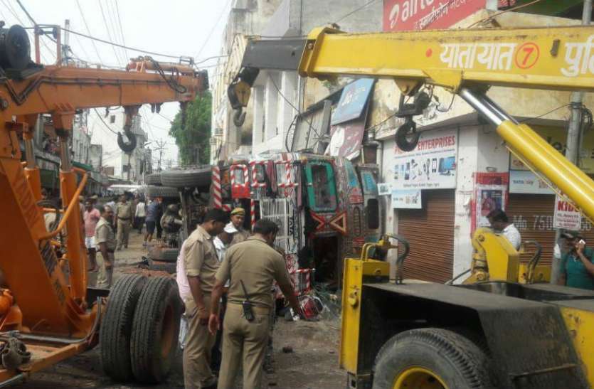 agra बारिश के बाद जानलेवा हो रहीं आगरा की सड़कें, ट्रक धंसने से एक की मौत