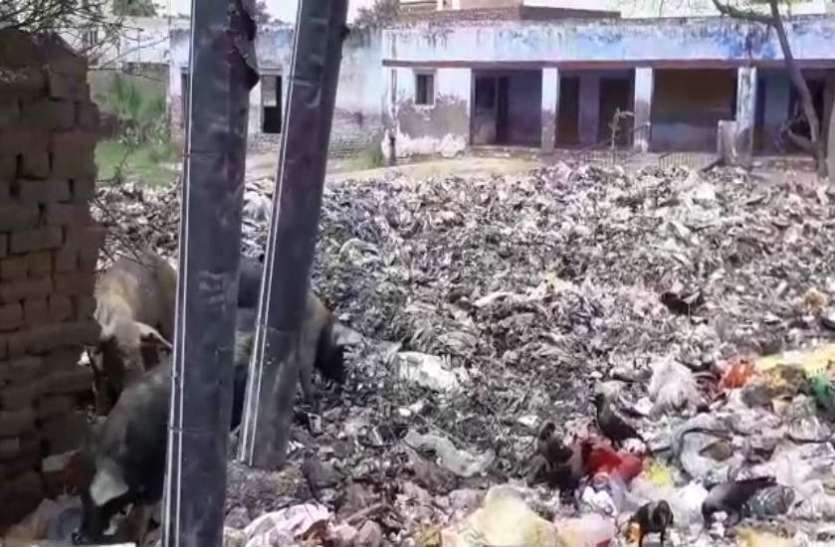 Government School सरकारी स्कूलों का ये हाल आपको सोचने के लिए मजबूर कर देगा, इन हालातों में कैसे पढ़ेगा इण्डिया?