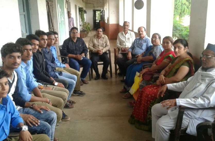 Patrika talk show: Teachers and guardian told Rewa govt school status सरकारी स्कूलों की व्यवस्था दुरुस्त करने विशेषज्ञों ने शासन को दिया सुझाव, जानिए क्या है बदहाली की वजह