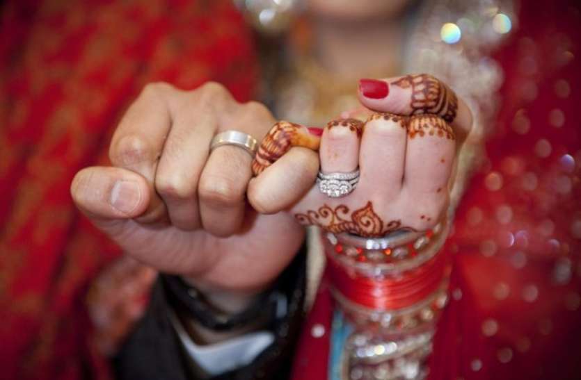 husband wife पैसे कमाकर घर लौटा पति तो पत्नी के बारे में सुन ली ऐसी बात, फिर कर डाला ये...