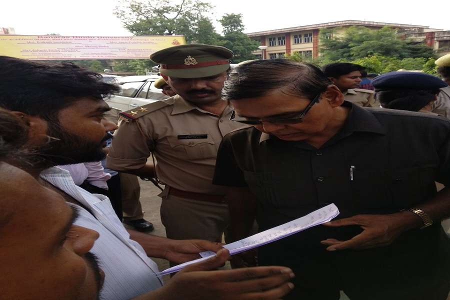 मानव संसाधन विकास मंत्री के पीए से से मिलते बीएचयू के छात्र-छात्राएं