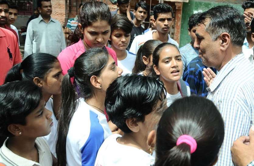 The transfer of this physical teacher put the players in worry, know इस शारीरिक शिक्षक के तबादले ने खिलाडिय़ों को चिंता में डाल दिया, जानिए क्यों?