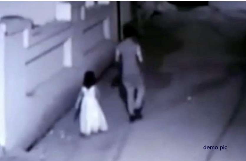 beautiful minor girl theft at station बाजार में बेचने के लिए चुराई सुंदर बच्ची, सीसीटीवी में कैद हुई वारदात