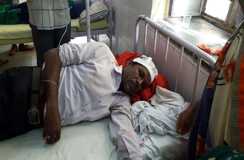सफाईकर्मी अवैध निर्माण कार्य रुकवाने गए नगरपालिका कर्मचारियों पर हमला, नाराज कर्मचारियों ने किया प्रदर्शन