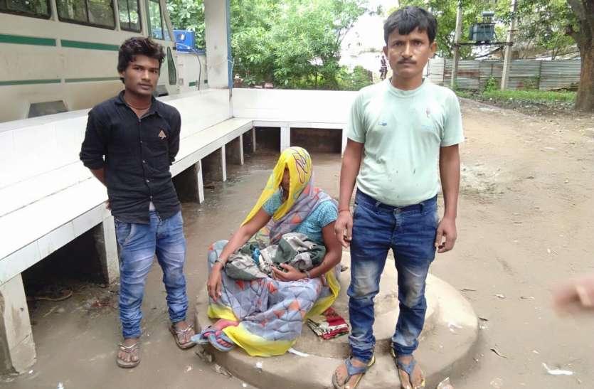 new born baby death in rewa at home अस्पताल में नहीं मिली भर्ती घर लौटने पर दिया मृत बच्चे को जन्म